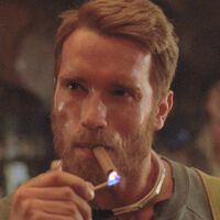 Arnold Schwarzenegger solo necesitó dos segundos para pasar el testigo como icono del cine de acción a Dwayne Johnson en esta escena de Tesoro del Amazonas
