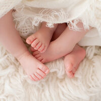 Una madre dio a luz a gemelas nacidas con seis minutos de diferencia que cumplirán años en días y años diferentes 