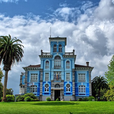 Un paseo por La Habana sin salir de España:  palmeras y casas coloniales de colores como en Cuba pero estás en Asturias