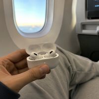 Hay quienes utilizan auriculares tipo AirPods justo antes de aterrizar. Y es un error 