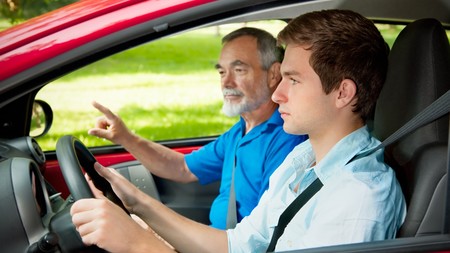 Abuelo y nieto al volante
