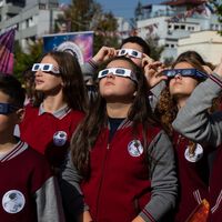 Encontrar unas gafas homologadas para ver el eclipse es más complejo de lo que parece: aquí tienes una guía 