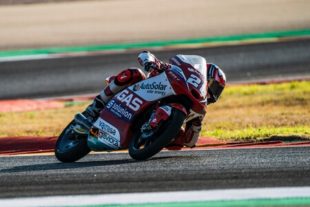 Izan Guevara hace una pole position como la copa de un pino en MotorLand y amenaza con la escapada