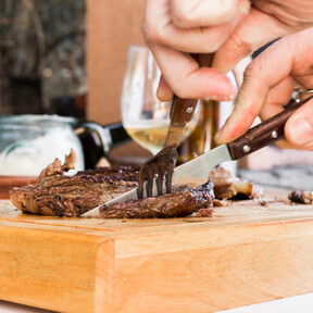 El set de cuchillos chuleteros que harán que cualquier carne parezca más tierna y sea fácil de cortar están ahora en oferta 