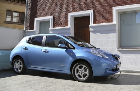 Nissan LEAF 2010 azul recargando en Madrid
