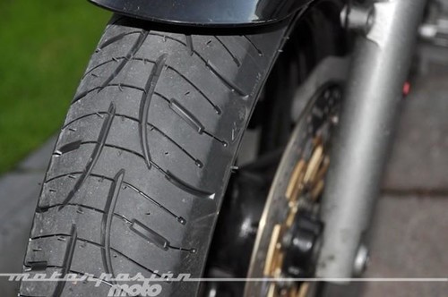 ¿Cual es la profundidad mínima legal en los neumáticos de motocicleta?