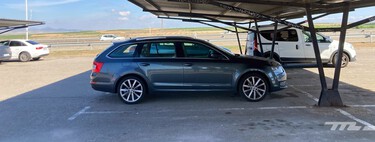 "No sabíamos lo que estaba pasando al parar en una gasolinera". Así hemos vivido el caos del apagón de España a pie de carretera