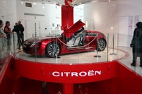 Citroën C-Métisse y Peugeot 907 en los Campos Elíseos