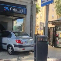 Lo típico que no consigues sacar dinero y acabas estampando el coche contra el cajero una y otra vez