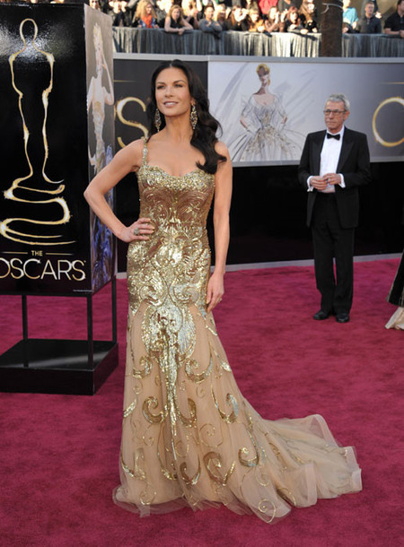 Pues va a ser que Catherine Zeta-Jones vuelve a estar de vacas flacas