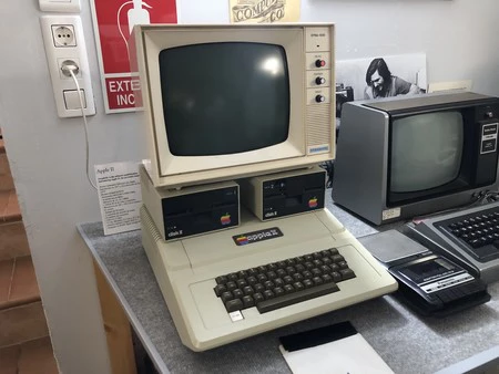 John Pfaff が自身の Twitter アカウントで公開したモデルの 1 つ前の Apple II。