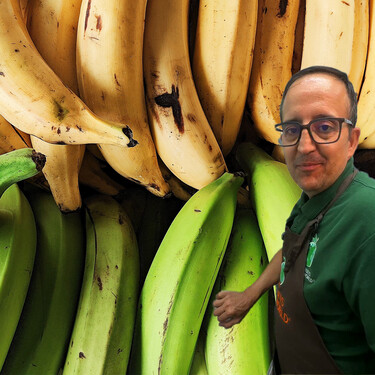 José Luis Caro, frutero: “Para evitar que los plátanos se pongan negros rápidamente, no uses el frutero; sino un táper en la nevera con papel film” 