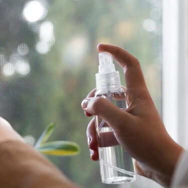 Repelente casero de arañas con vinagre y aceite esencial de menta: ideal para esquinas y rincones