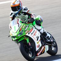 Jeffrey Buis aplaza el alirón de Adrián Huertas en una carrera interrumpida por el accidente de Dean Berta Viñales