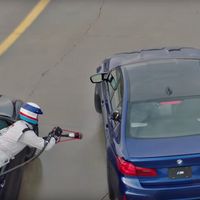 El BMW M5 vuelve a lograr el Récord Guinness derrapando 374 km ¡y con cinco repostajes en marcha! 