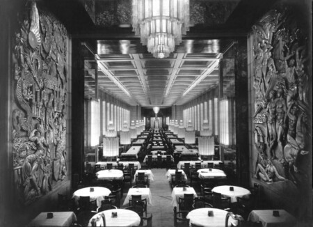 O salão de jantar principal do Normandie, decorado com cristais Lalique e com a Galeria dos Espelhos de Versalhes.