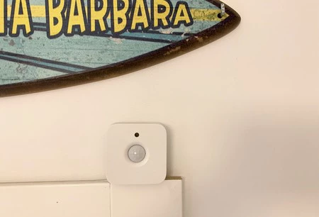 我が家の玄関ドア前に設置した人感センサー。