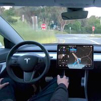 Tesla quería que su piloto automático condujera como un humano, así que le enseñó a ignorar algunas señales de tráfico