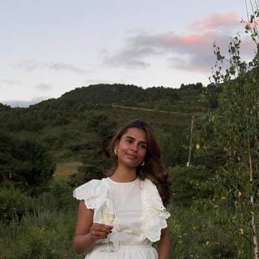 Para ir a la oficina o a una cena elegante: la blusa con detalles románticos más bonita de Zara que cuesta menos de 25 euros