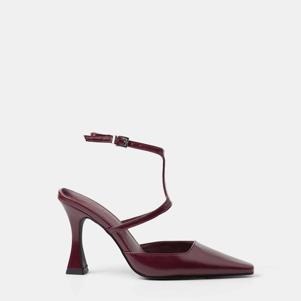 Zapatos de salón cerrados con pulsera al tobillo y detalle de tira frontal - Mim - Burdeos

