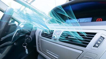 ¿De dónde procede ese olor inusual cuando encendemos el aire acondicionado del coche?