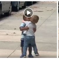 El vídeo viral de dos niños pequeños cuyo emocionado abrazo está cautivando a todos