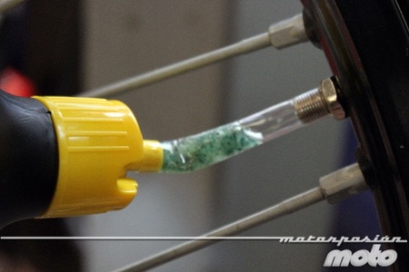 LLenando con el líquido antipinchazos