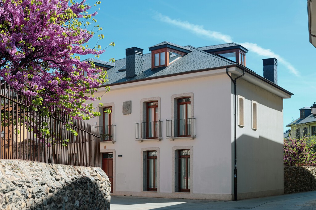 Una familia pagó 1.800 euros por una casa turística en Galicia. Al llegar no había casa ni respuesta en Booking 