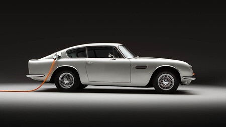 ¡Lo ha vuelto a hacer! Lunaz convierte el emblemático Aston Martin DB6 en un potente y elegante coche eléctrico