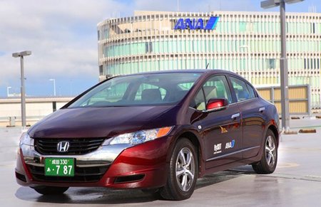 El Honda FCX Clarity, uno más en el aeropuerto de Tokio