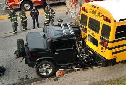 Hummer vs Autobús Escolar
