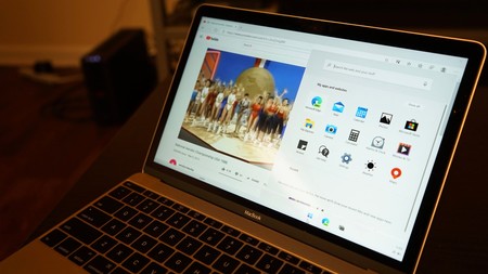 Consiguen instalar Windows 10X, el sistema operativo de Microsoft para dispositivos con dos pantallas, en un MacBook