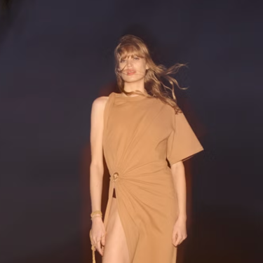 Acabo de encontrar el vestido más sexy de la temporada. Está en H&M y queda bien con todo