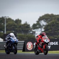 Nicolò Bulega completa el doblete de la Ducati Panigale V2 sonreído por la fortuna de una bandera roja final 