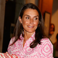 La alternativa low cost perfecta del vestido de invitada rosa de la reina Letizia que se ha agotado en horas