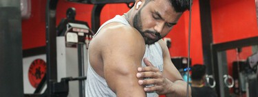 Si haces extensiones de tríceps por encima de la cabeza, esto es lo que debes saber sobre la altura de la polea 