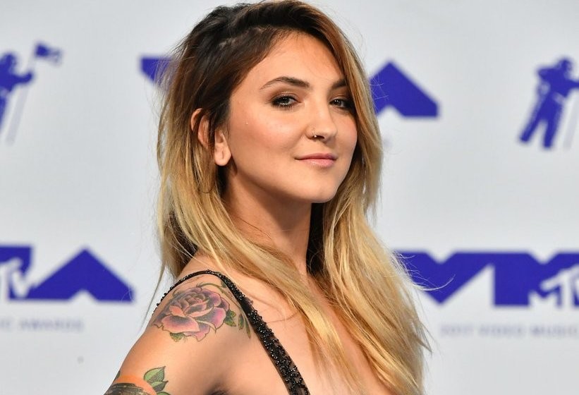 Julia Michaels con uno de los diseños más bonitos de los MTV Music