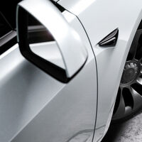 Abre su Tesla Model 3 con la app, lo arranca y se va a recoger a sus hijos. Problema: no era su coche