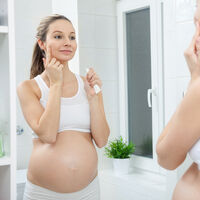 Las 13 cremas, aceites y sérums más efectivos para combatir las manchas del embarazo