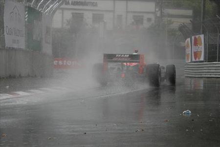 indy2010_helio-castroneves-en-sao-paulo-indy-300-lluvia-en-carrera.jpg