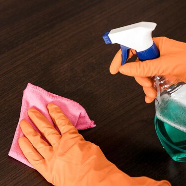 Bicarbonato y aceite de coco: la mezcla segura para desinfectar muebles de madera