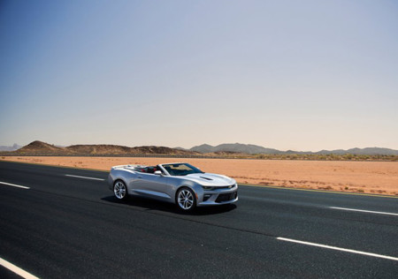Chevrolet Camaro Convertible 2016, sube el volumen, baja el techo y pisa a fondo