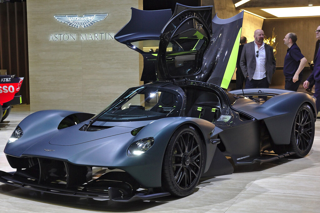 Compró un Aston Martin Valkyrie por tres millones de euros y ahora está demandando a la marca: su motor V12 es tan ruidoso que no puede oír las ambulancias 