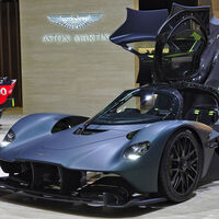 Compró un Aston Martin Valkyrie por tres millones de euros y ahora está demandando a la marca: su motor V12 es tan ruidoso que no puede oír las ambulancias