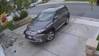 ¿Aceleración incontrolada? Este Toyota Highlander no quiso derribar la casa por sí solo