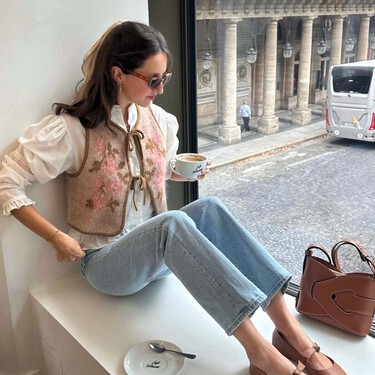 Las nuevas New Balance en rosa empolvado para llevar con faldas satinadas este otoño