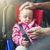 Cómo evitar que la cabeza del niño caiga hacia adelante o hacia el lado cuando se queda dormido en la silla del coche