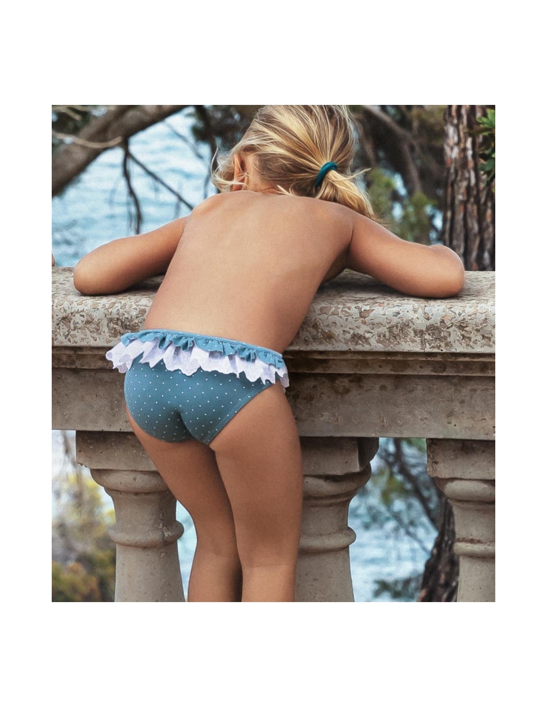 Braguita con detalles de volantes en blanco