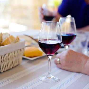 El vino tinto Ribera del Duero por solo 6 euros de Mercadona que triunfa en las comidas familiares