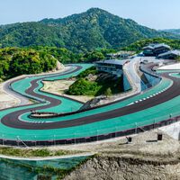 Un multimillonario quería su propio autódromo así que taló una montaña para crearló. Ahora tiene el Disneyland de los amantes de los coches 